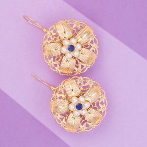 Orecchini forma rotonda con fiore centrale con zircone blu e perle - Promozione