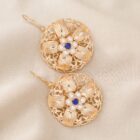 Orecchini forma rotonda con fiore centrale con zircone blu e perle - Promozione